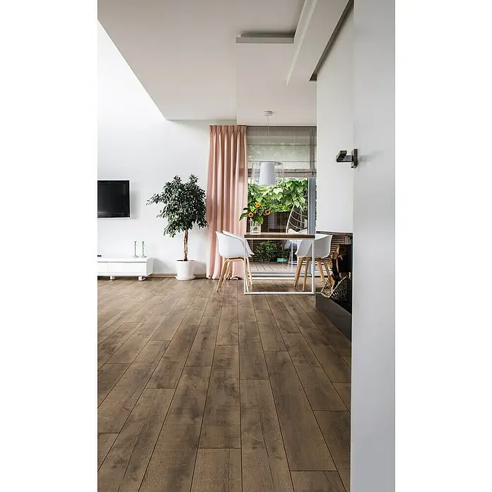Krono Original Laminatmuster Atlantic 8 Antique Volcano Oak - Antique Volcano Oak, 297 x 192 x 8 mm, Landhausdiele - Einladender Innenraum mit einem warmen, braunen Holzboden, der dem Raum eine natürliche und elegante Note verleiht.