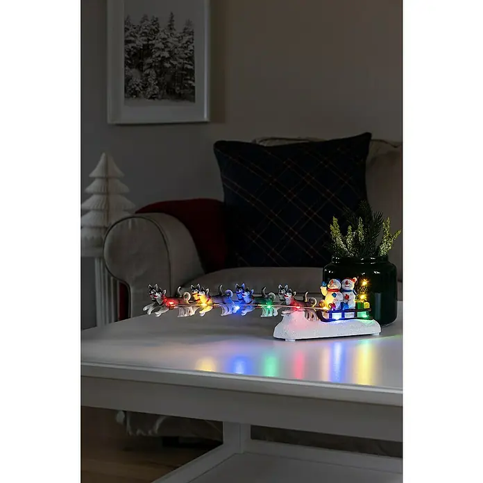 Konstsmide LED-Szenerie Schneemann und Hundeschlitten - L x B x H: 37,5 x 6,5 x 8,5 cm, Batteriebetrieben, LED - Dekoratives, beleuchtetes Schlittengespann mit Huskys, Weihnachtsmännern und Geschenken für eine festliche Atmosphäre im Raum.