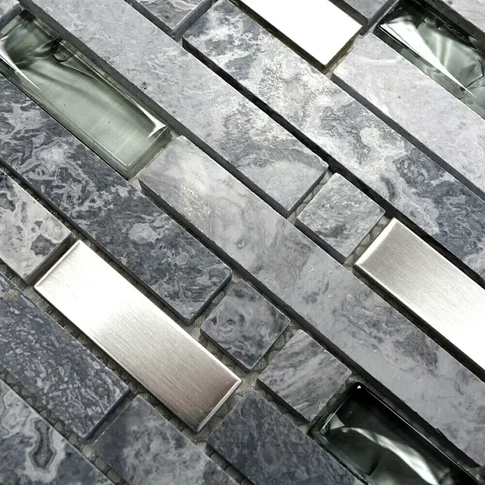 Mosaikfliese Verbund Crystal XCM MV778 - 30 x 30 cm, Grau/Silber, Glänzend - Nahaufnahme von grauen Mosaikfliesen mit Glas- und Metalleinsätzen, die ein modernes und stilvolles Design für Innenräume bieten.