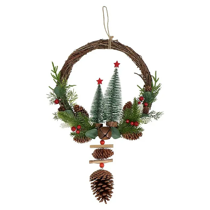 Türkranz - Rot/Braun/Grün, 57 cm - Rustikaler Weihnachtskranz mit Tannenzapfen und kleinen Weihnachtsbäumen für eine gemütliche Festtagsdekoration.