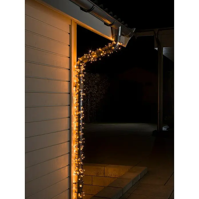 Konstsmide LED-LichterketteAußen, Lichtfarbe: Bernstein, Anzahl Leuchtmittel: 800 Stk., Netzbetrieben, 55,93 m - Beleuchteter, silberner Regenrinne, umwickelt mit warmweißen LED-Lichtern, die eine festliche und einladende Atmosphäre schaffen.