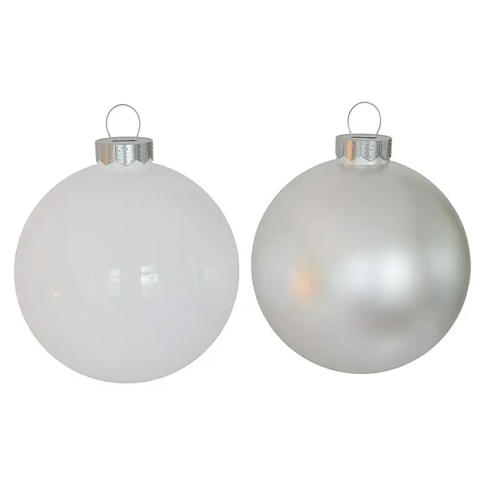 Weihnachtskugeln - Just White, Glas, Durchmesser: 8 cm, 12 Stk. - Zwei weiße Christbaumkugeln mit silbernen Aufhängern, eine glänzend, eine matt. Perfekt für festliche Dekorationen und saisonale Akzente.