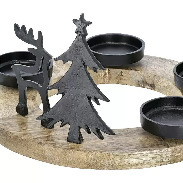 Adventskranz mit Tanne und Elch - 30 x 17 cm, Naturfarbe, Schwarz, Holz - Adventskerzenhalter aus Holz mit vier dunklen Metallschalen, einem Metallrentier und einem Weihnachtsbaum.
