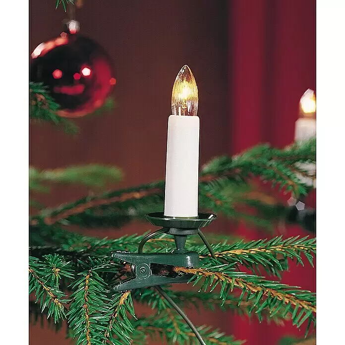 Konstsmide Baumkerzen-Set - 35 Stk., Glühlampe - Weiße elektrische Kerzenleuchte mit geripptem Leuchtmittel, an einem grünen Weihnachtsbaumzweig befestigt.