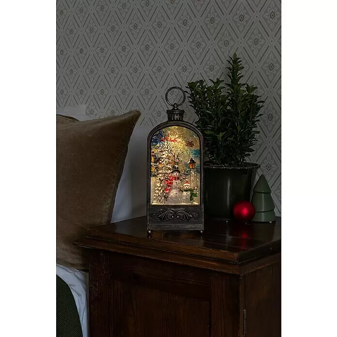Konstsmide LED-Schneelaterne Schneemann - Innen, 13 x 7,5 x 33 cm, Schneemann, Batteriebetrieben - Stimmungsaufnahme