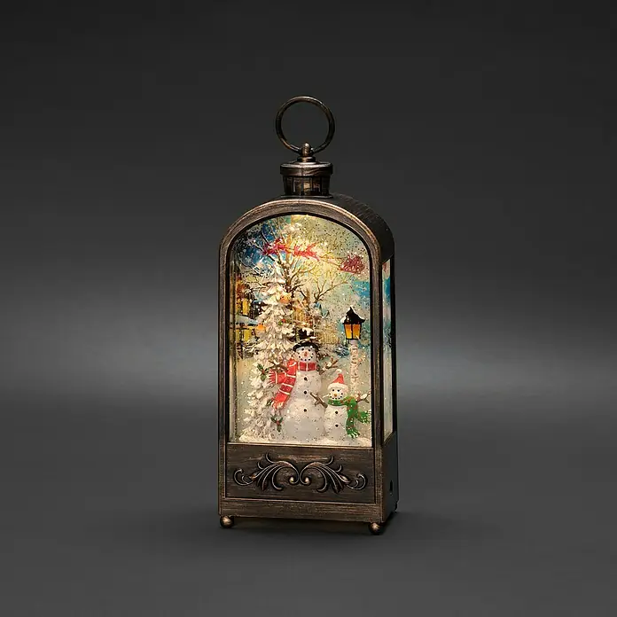 Konstsmide LED-Schneelaterne Schneemann - Innen, 13 x 7,5 x 33 cm, Schneemann, Batteriebetrieben - Diese stimmungsvolle Schneelaterne mit Schneemann und verschneiter Szene bringt weihnachtliche Atmosphäre in jeden Raum.
