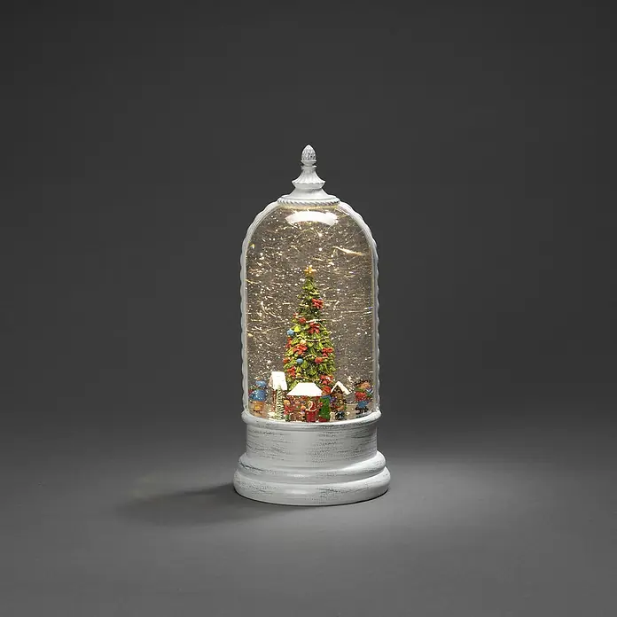 Konstsmide LED-Schneelaterne Weihnachtsmarkt - Innen, Weiß, 12,5 x 12,5 x 27,2 cm, Batteriebetrieben - Festliche Schneekugel mit Weihnachtsbaum und Häusern, die eine winterliche Weihnachtsszene zeigt.\n