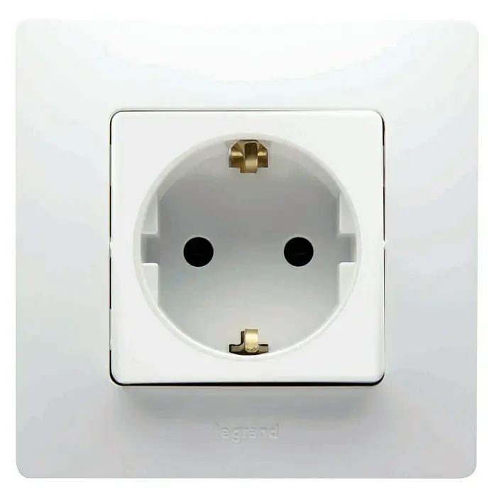 Legrand Niloé Monoblock Enchufe - Blanco, Plástico, Colocar - Primer plano de un enchufe eléctrico Legrand blanco con toma de tierra para uso en interiores.