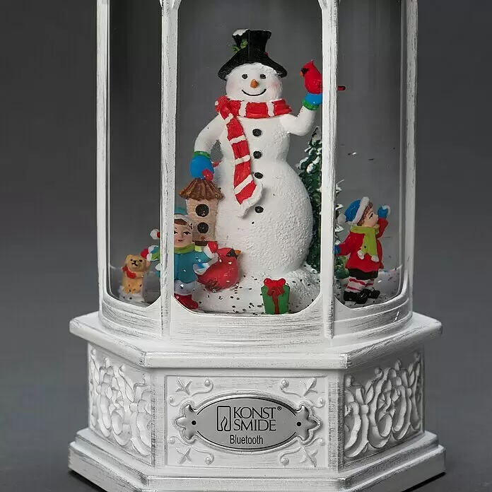 Konstsmide LED-Schneelaterne - Innen, Weiß, 13 x 11 x 29 cm, Schneemann, Batteriebetrieben - Weiße, antikisierte Holz-Weihnachtslaterne mit Schneemann, Kindern und Hund. Mit 'KONST SMIDE Bluetooth' Plakette.