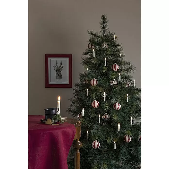 Konstsmide LED-Weihnachtskerzen - 1,6 cm, Weiß, Lichtfarbe: Warmweiß, 12 Stk., IP20 - Stimmungsaufnahme