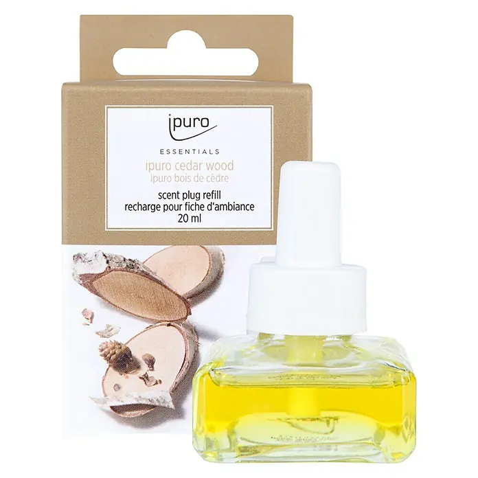 Ipuro Essentials Raumduft Scent Plug Refill - Cedar Wood, 20 ml - Ein Duftstecker-Nachfüller mit Zedernholzduft von ipuro, umhüllt von einer Verpackung, die natürliche Aromen verspricht.