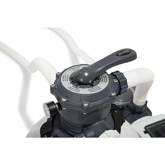 Intex Sandfilteranlage Krystal Clear - Passend für Poolgröße: 40.000 l, Filterleistung: 8.000 l/h - Nahaufnahme eines Intex-Poolfiltersystems, das die Bedienelemente und Anschlüsse hervorhebt, ideal für die Poolpflege.