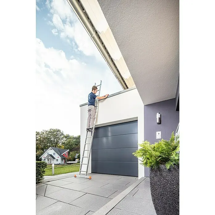 Krause Monto Anlegeleiter Sibilo - Anzahl Tritte: 15 Stk., Arbeitshöhe: 5,5 m, Aluminium - Mann auf Leiter bei der Arbeit an einer Hausfassade, sichere Bauweise mit orangefarbenen Sicherheitsfüßen für festen Stand der Leiter.
