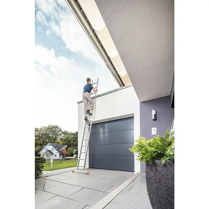 Krause Monto Anlegeleiter Sibilo - Anzahl Tritte: 15 Stk., Arbeitshöhe: 5,5 m, Aluminium - Mann auf einer Leiter, der am Haus arbeitet. Die Aluminiumleiter bietet sicheren Halt für Reparaturen und Wartungsarbeiten am Gebäude.