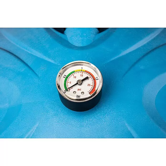 Steinbach Pool-Filteranlage Active Balls 75 - Passend für Poolgröße: 16.000 l, Filterleistung: 6.500 l/h - Manometer mit weißem Zifferblatt, schwarzem Zeiger und farbigen Zonen für psi- und bar-Messungen, auf einer blauen Pumpe.