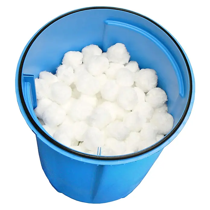 Steinbach Pool-Filteranlage Active Balls 50 - Passend für Poolgröße: 14.000 l, Filterleistung: 5.500 l/h - Nahaufnahme eines blauen Behälters, gefüllt mit weißen Filterbällen, verwendet zur Wasserreinigung in Pools und Teichen.