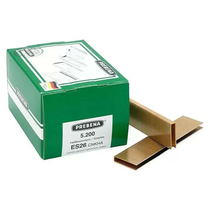 Prebena Heftklammer Typ ES - Länge: 26 mm, Rückenbreite: 6 mm, 5.200 Stk. - Grüne PREBENA-Box mit 5.200 goldfarbenen, verzinkten Heftklammern, daneben mehrere lose Klammern.