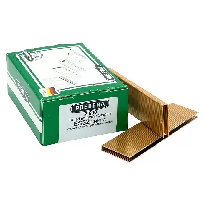 Prebena Heftklammer Typ ES - Länge: 32 mm, Rückenbreite: 6 mm, 2.600 Stk. - Grüne PREBENA Heftklammer-Schachtel und goldene, verzinkte und beschichtete Heftklammern.