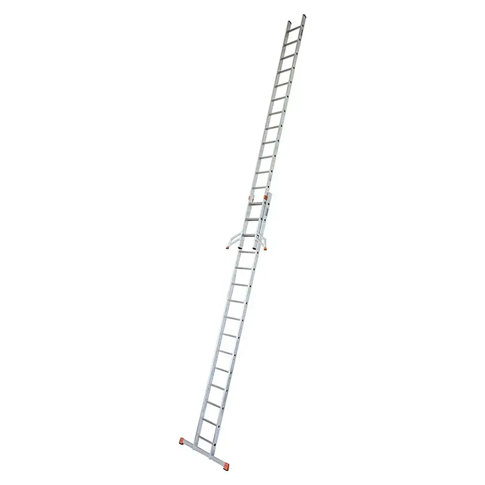 Krause Monto Schiebeleiter Fabilo - Anzahl Tritte: 30 Stk., Arbeitshöhe: 8,45 m, Aluminium - Aufnahme einer ausziehbaren Aluminiumleiter mit breiter Basis, die auf schwarzem Hintergrund aufgestellt ist.