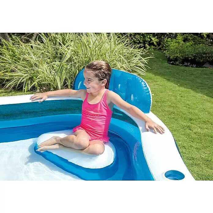 Intex Quick-Up-Pool Family Lounge - L x B x H: 229 x 229 x 66 cm, Blau/Weiß, 880 l - Kind entspannt in blau-weißem aufblasbarem Pool mit integriertem Sitz, genießt das Wasser.