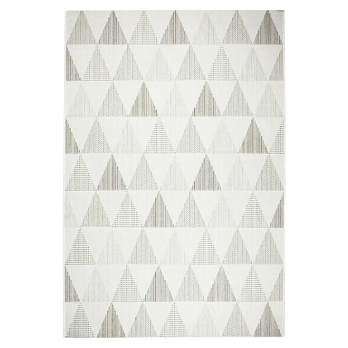 Alfombra exterior Rainbow - Beige, 170 x 120 cm - Una alfombra blanca con un patrón geométrico de triángulos. La alfombra presenta un diseño moderno y elegante, añadiendo un toque elegante a cualquier habitación.