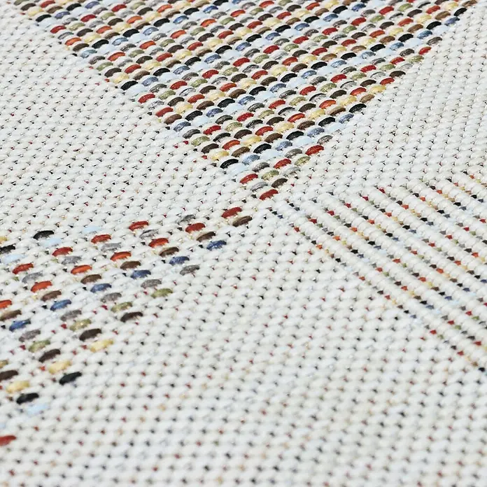 Alfombra exterior Rainbow - Beige, 170 x 120 cm - Primer plano de una alfombra con un patrón geométrico que presenta varios colores y texturas, creando un efecto visual interesante.