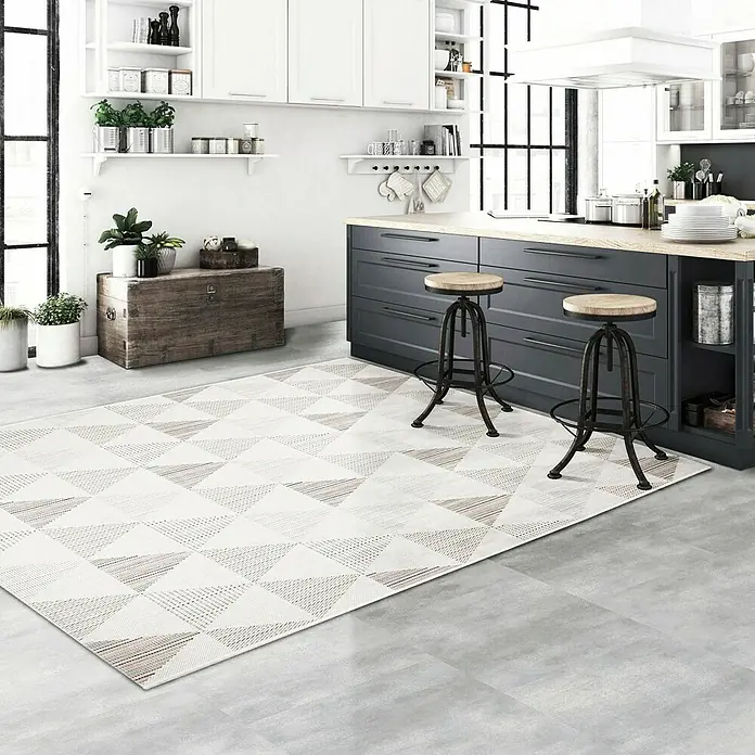 Alfombra exterior Rainbow - Beige, 170 x 120 cm - Una elegante alfombra geométrica en un diseño de cocina moderna, que añade un toque de elegancia al espacio.
