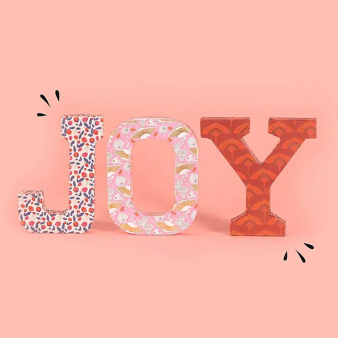 Décopatch Letra de cartón - G, Cartón, L x An x Al: 2,8 x 17 x 21,5 cm - Juego decorativo de letras "JOY" con estampados florales y de abanicos, ideal para decoraciones festivas y un mensaje alegre.