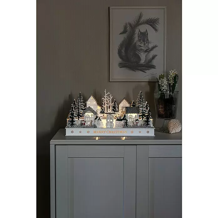 Konstsmide LED-Holzsilhouette Weihnachtsdorf - 45 x 16 x 23 cm, Batteriebetrieben, Warmweiß, 0,72 W - Stimmungsaufnahme