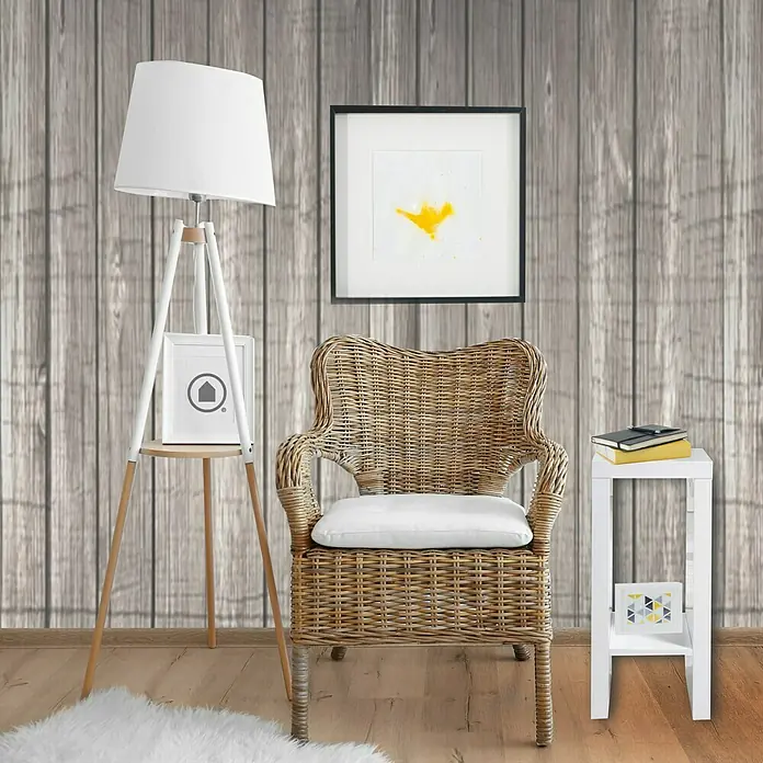 Phönix Solina Beistelltisch - L x B x H: 26 x 26 x 60 cm, Weiß - Eine Nahaufnahme eines stilvollen Wohnzimmers mit einem Korbstuhl, Stehlampe und Beistelltisch, die eine gemütliche Atmosphäre schaffen.