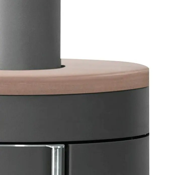 Justus Kaminofen Mino Trios 2.0 - 5,5 kW, Raumheizvermögen: 88 m³, Farbe Verkleidung: Grappa, Schwarz - Nahaufnahme eines modernen Kaminofens mit grauer Verkleidung und einer Oberseite aus hellem Holz. Das Design ist minimalistisch und elegant.