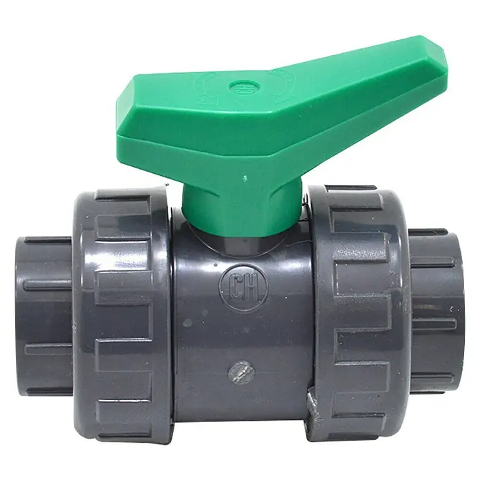 Válvula esférica de rosca 1" - Polietileno - En la imagen se muestra una válvula de bola de PVC gris con asa verde para controlar el flujo en sistemas de tuberías.