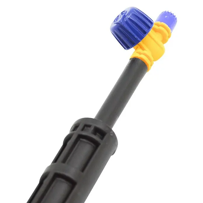 Varilla con microdifusor - Formas de riego: 180°, Largo: 30 cm, 1 ud. - Primer plano de una boquilla rociadora con un botón de ajuste azul y un adaptador amarillo sobre una varilla negra contra un fondo negro.