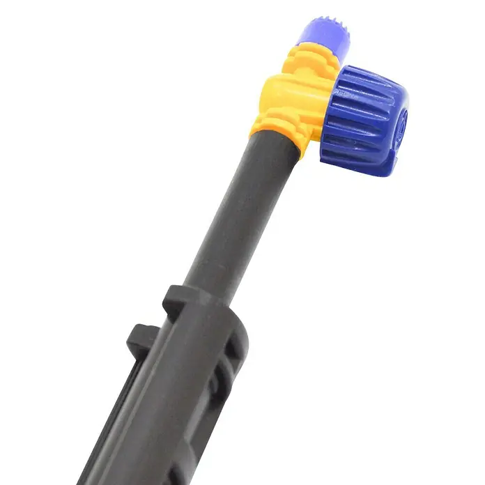 Varilla con microdifusor - Formas de riego: 180°, Largo: 30 cm, 1 ud. - Primer plano de una boquilla de pulverización con cabezal amarillo, tapa azul y tubo negro. Ideal para jardinería y cuidado de plantas.