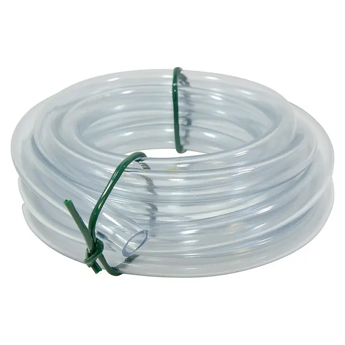 Tubo PE de cristal - Ø x L: 10 mm x 4 m, PVC - Tubo de PVC transparente enrollado y sujeto con bridas verdes. Ideal para diversas aplicaciones en el jardín o en el hogar.
