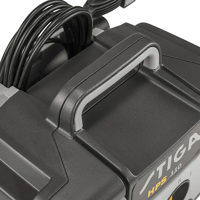 Stiga Hochdruckreiniger HPS 110 - 1.400 W - Detailaufnahme des Stiga HPS 110 Hochdruckreinigers mit Fokus auf dem Griff und dem Kabel, zeigt die robuste Bauweise.