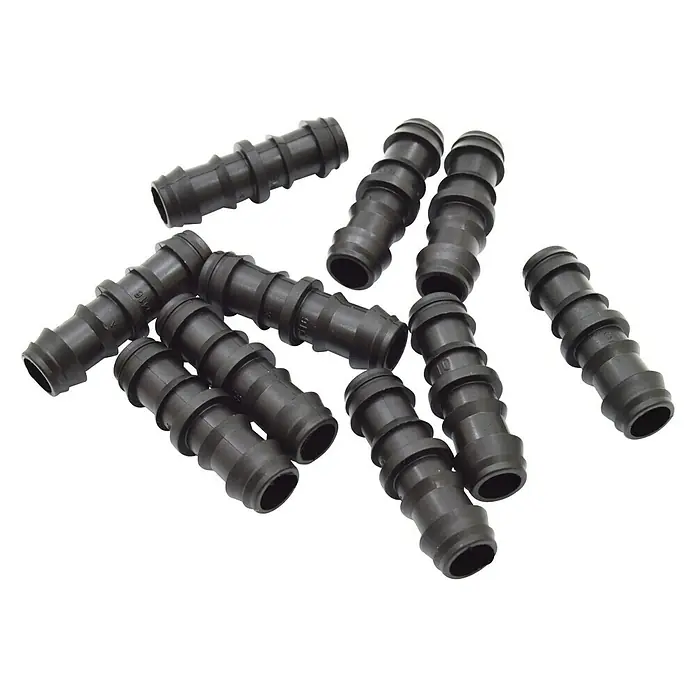 Conector para tubo de goteo - 16 mm, 50 ud. - Primer plano de un grupo de conectores de manguera negros dispuestos sobre una superficie negra.