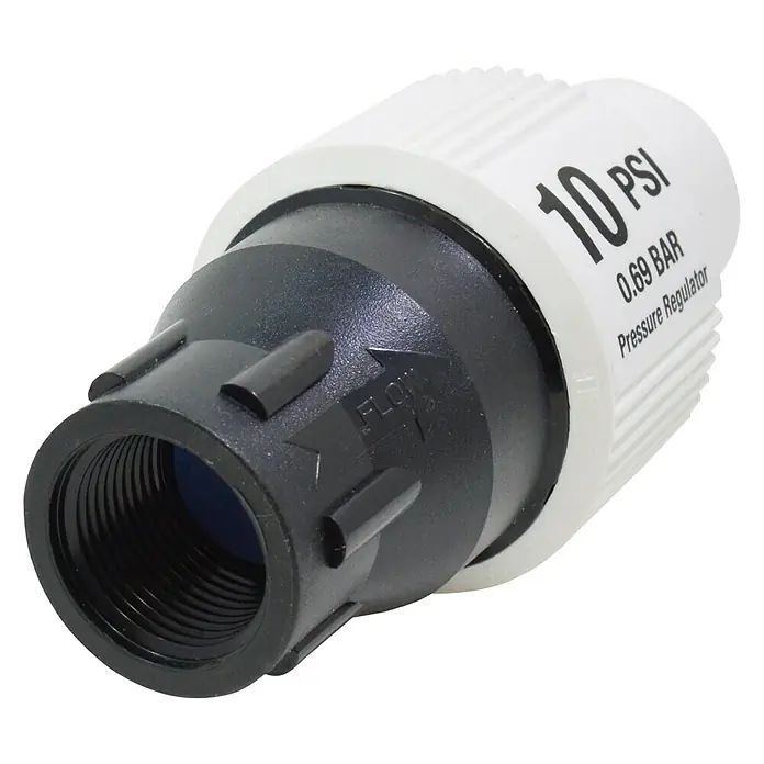 Reductor de presión multigoteo - ¾″, Presión máxima: 7 At - Primer plano de un regulador de presión del sistema de riego con cuerpo blanco y negro y la inscripción "10 PSI".