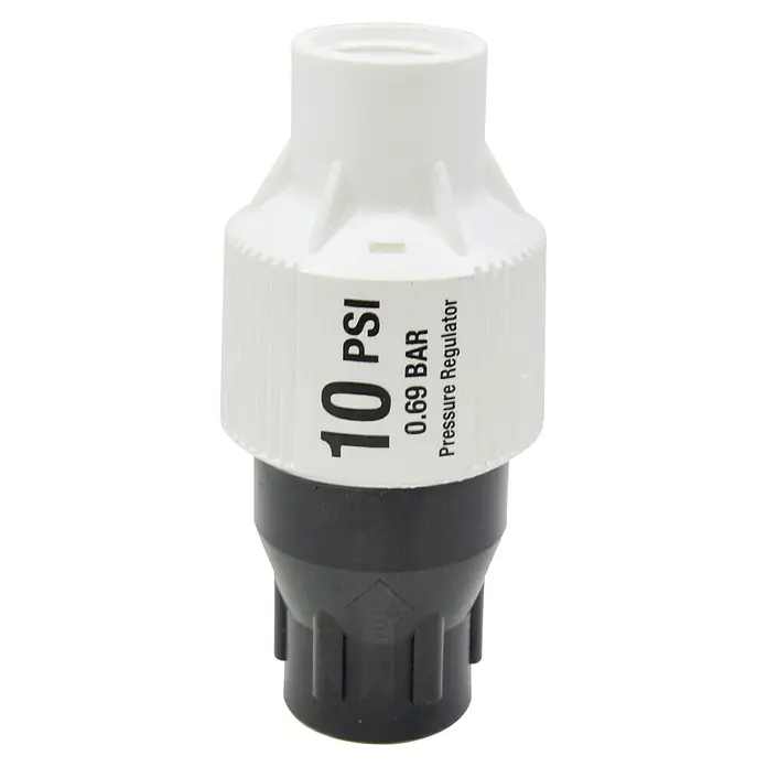Reductor de presión multigoteo - ¾″, Presión máxima: 7 At - Un regulador de presión blanco y negro etiquetado con "10 PSI" y "0,69 BAR". Regulador de presión para un control preciso.