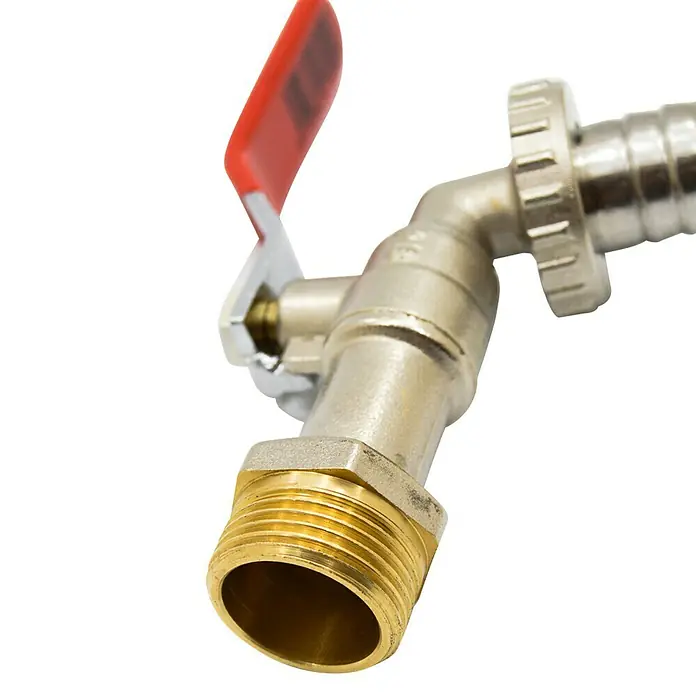 Llave de paso Rápido - Conector rápido, Dimensión conexión: ¾″, Rojo - Primer plano de un grifo de agua de latón con mango rojo, sobre un fondo negro.