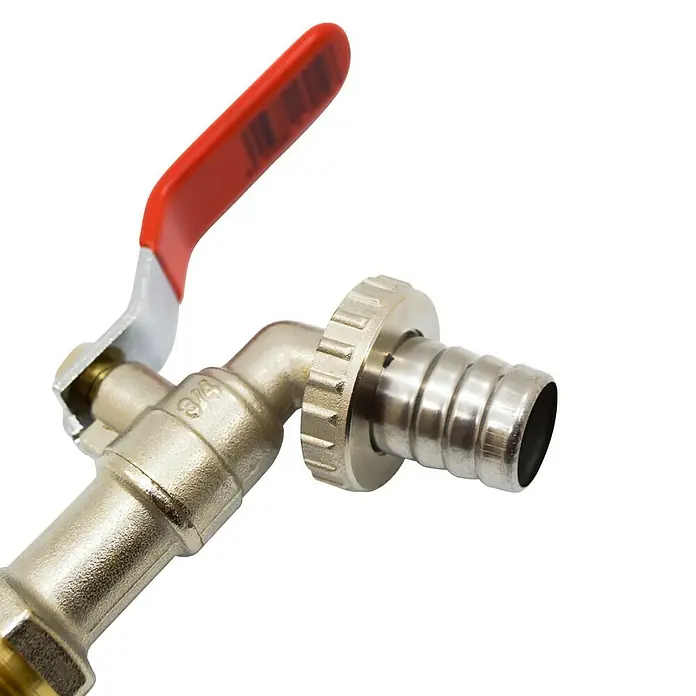 Llave de paso Rápido - Conector rápido, Dimensión conexión: ¾″, Rojo - Primer plano de un grifo de agua de metal con mango rojo y pieza de conexión acanalada sobre un fondo negro.