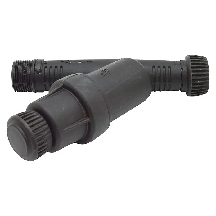 Filtro reductor de presión - ¾″ - Primer plano de un filtro en Y negro para sistemas de riego, comúnmente utilizado en jardines y operaciones agrícolas.