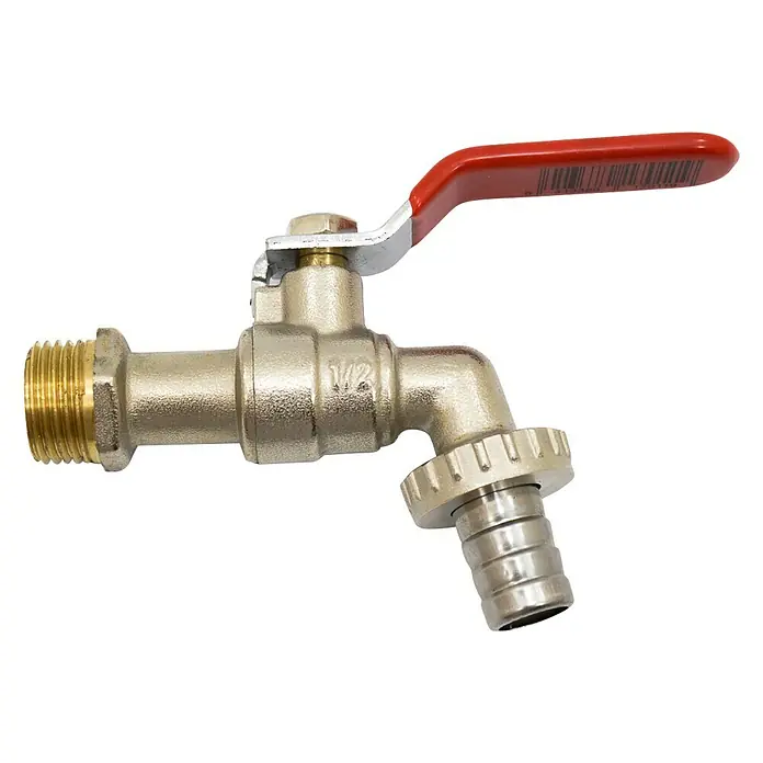 Llave de paso - Dimensión conexión: ¾″/½″, Latón - Un grifo de agua de latón con mango rojo, diseñado para conectarse a tuberías de agua. Es ideal para uso en exteriores.