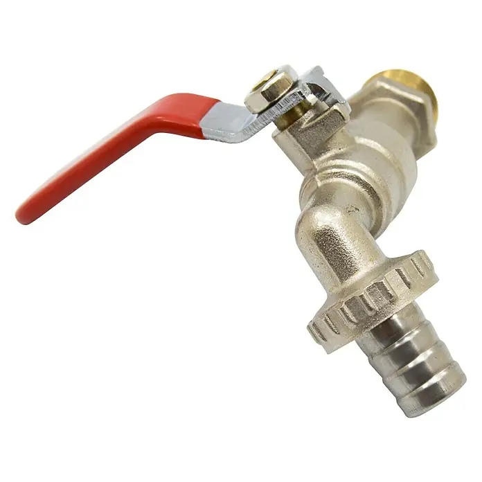 Llave de paso - Dimensión conexión: ¾″/½″, Latón - Primer plano de un grifo de latón con mango rojo y conector acanalado sobre fondo negro.