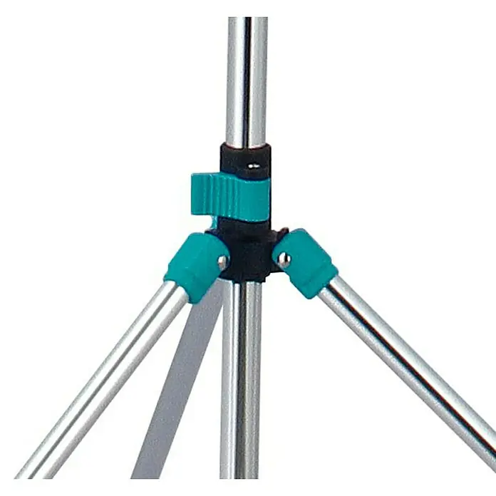 Nebulizador Tripode + Ducha - Ámbito de uso: Jardín, Tipo de conexión: Hembra - Primer plano de un trípode portátil ajustable, mostrando sus patas metálicas y un botón verde utilizado para ajustar la altura.
