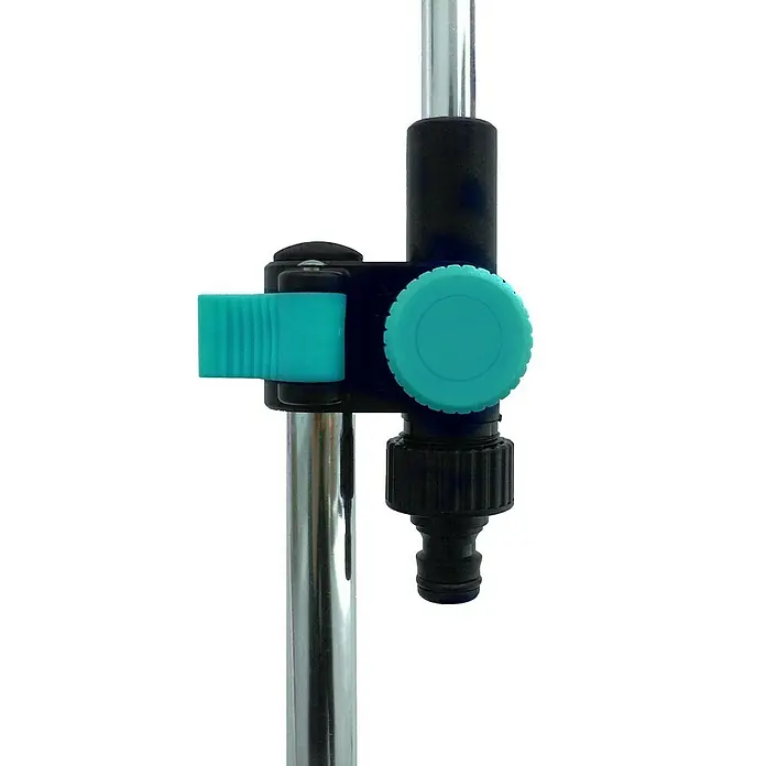 Nebulizador Tripode + Ducha - Ámbito de uso: Jardín, Tipo de conexión: Hembra - Primer plano de un sistema de riego con un pomo de color verde azulado y una pieza de conexión negra, montado en un poste plateado.