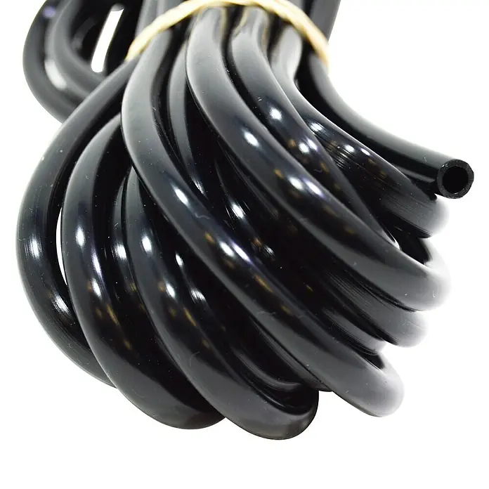 Tubo de goteo micro 4 mm - Largo: 5 m, Negro - Primer plano de un haz de tubos de PVC negro brillante unidos con una goma, ideales para diversas aplicaciones.