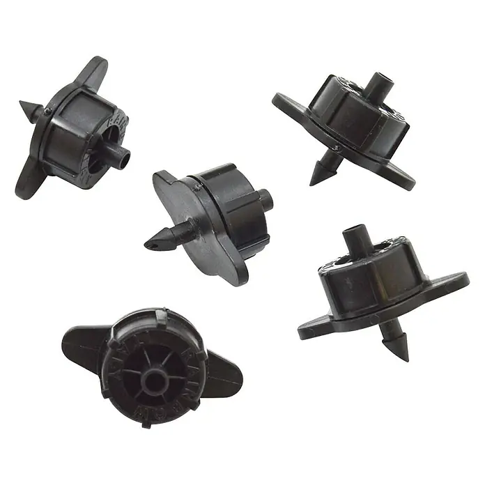 Gotero lineal Autocompensado - 4 l/h, 5 ud. - Primer plano de goteros de riego negros para un riego eficiente del jardín. Riego por goteo preciso para plantas sanas y un uso económico del agua.
