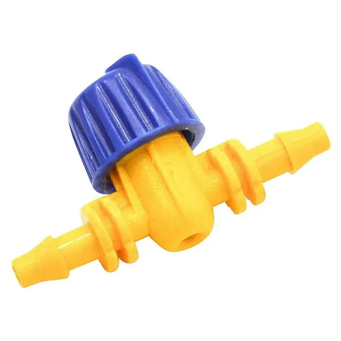 Llave de paso - 4 mm, Específico para: Microtubo de sistemas de riego por goteo - Primer plano de una conexión de riego amarilla con un pomo azul, aislada sobre negro, diseñada para sistemas de riego de jardín.