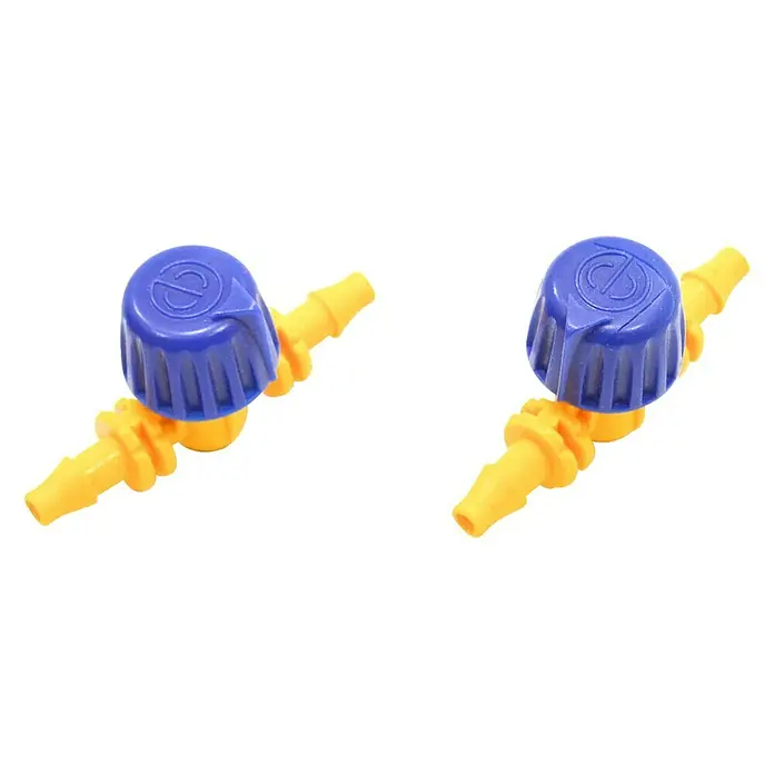 Llave de paso - 4 mm, Específico para: Microtubo de sistemas de riego por goteo - Primer plano de dos válvulas de control de flujo de aire para acuario azules y amarillas sobre un fondo negro.